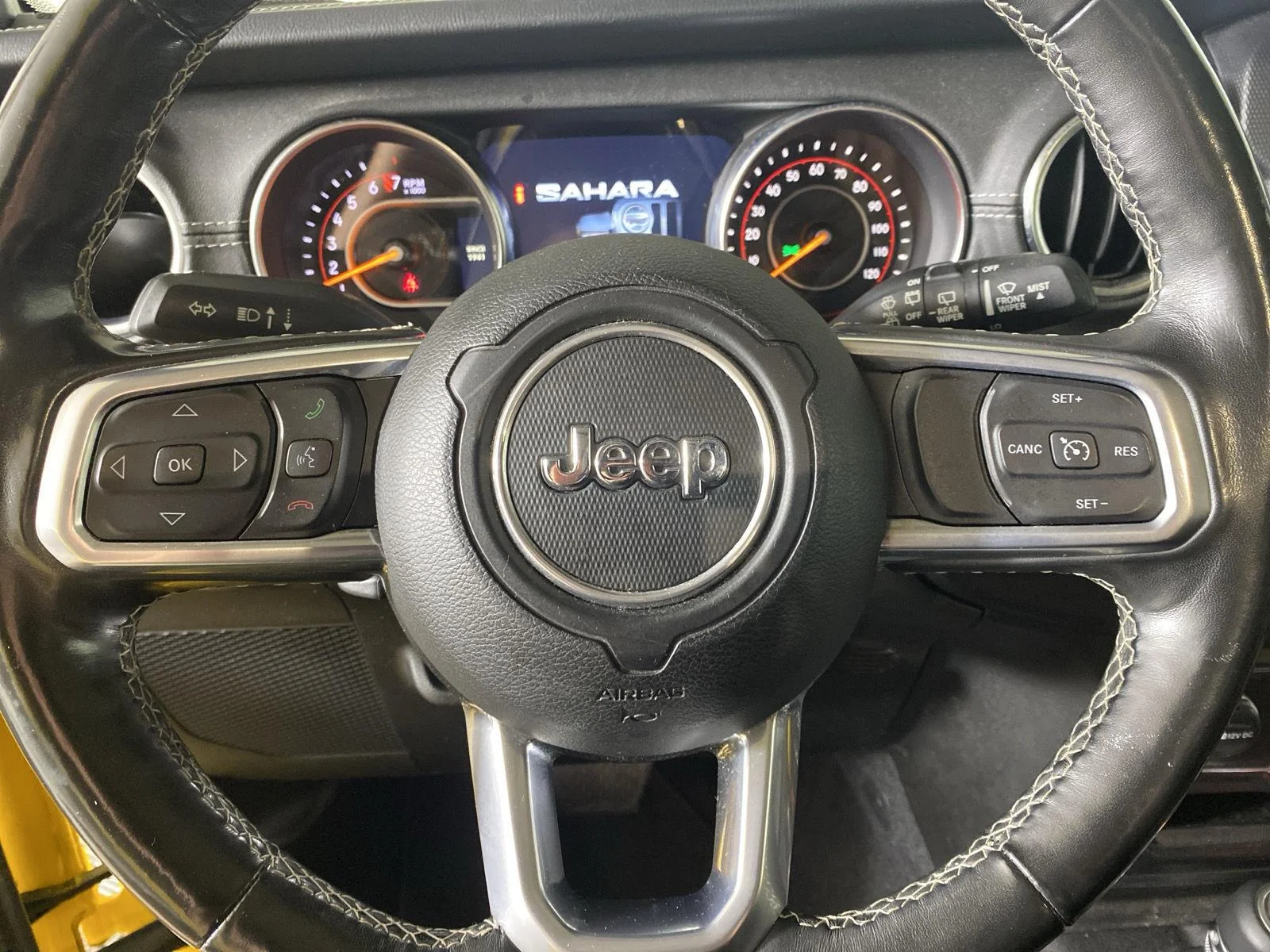 Used 2019 Hellayella Jeep Sahara image 16