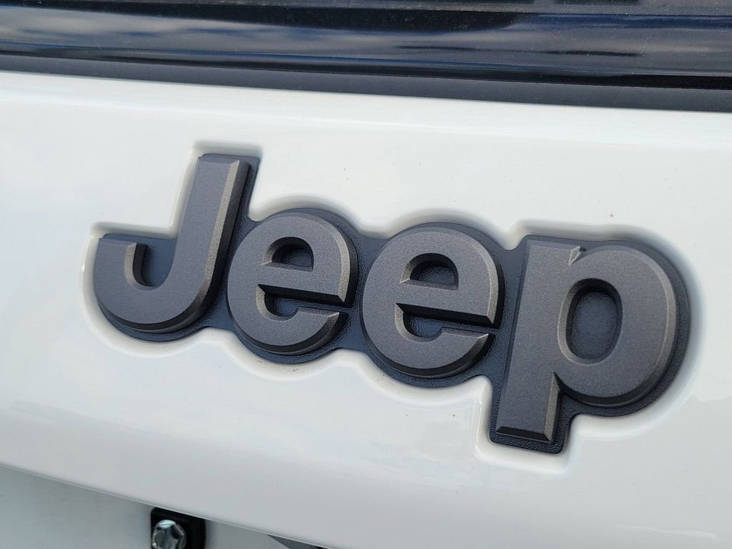 New 2026 Bright White Clearcoat Jeep Latitude image 6