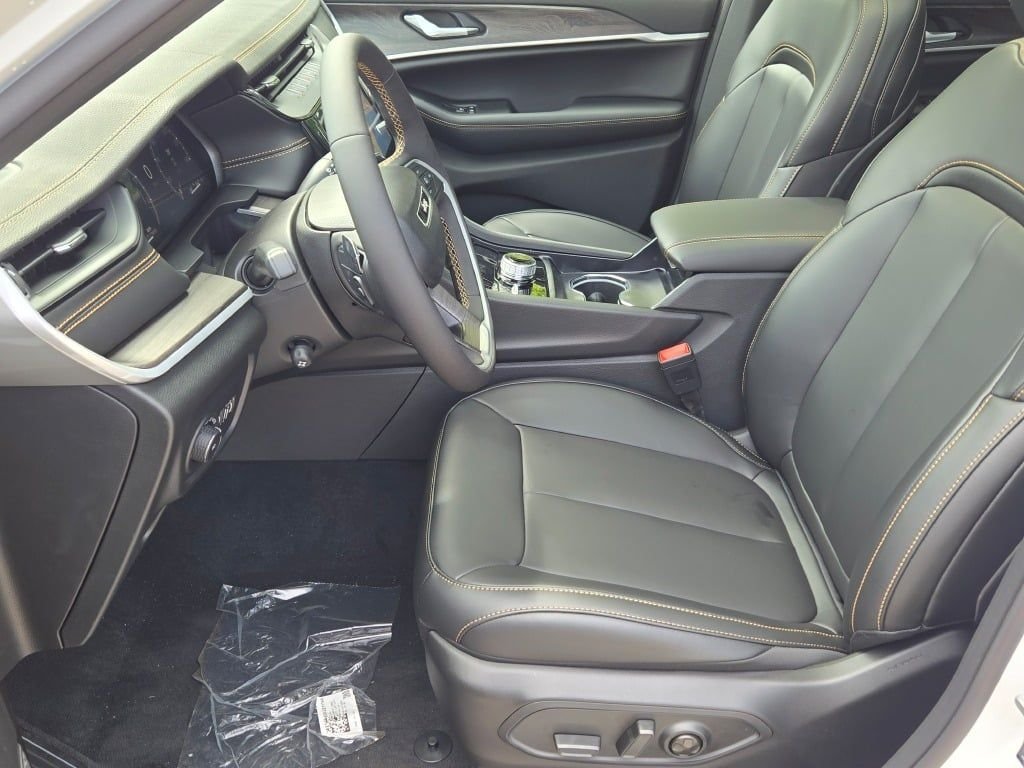 New 2026 Bright White Clear-Coat Exterior Paint Jeep  image 24