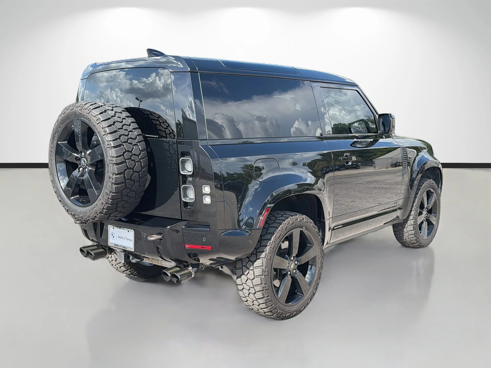 Used 2024 Santorini Black Metallic Land Rover V8 image 3