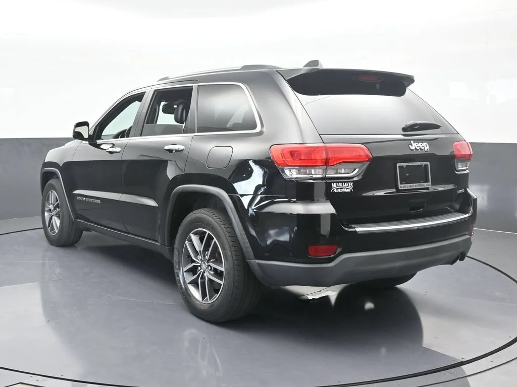 Used 2017 Diamond Black Crystal Pearlcoat Jeep Limited image 4