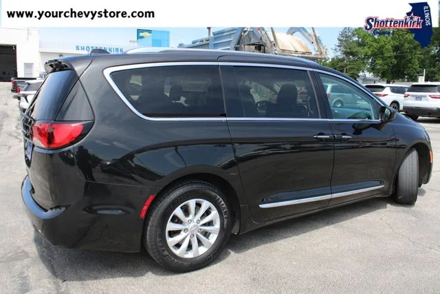 Used 2019 Black Chrysler Touring L image 4