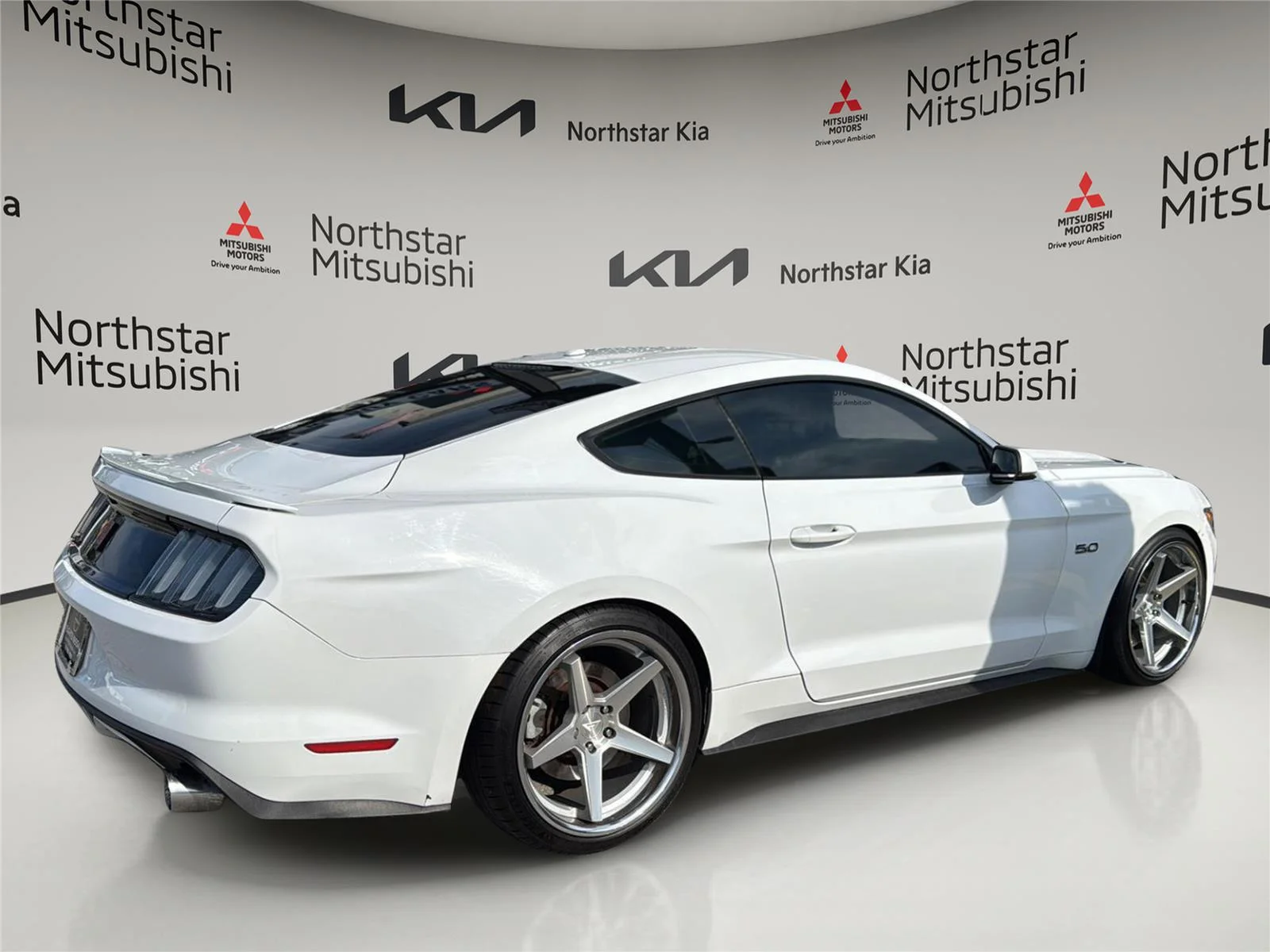Used 2016 Oxford White Ford GT Premium image 8