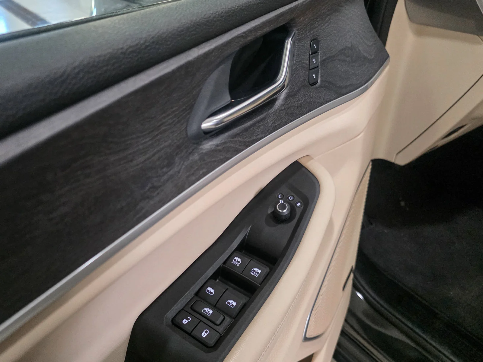 Used 2024 Rocky Mountain Pearlcoat Jeep 4xe image 19