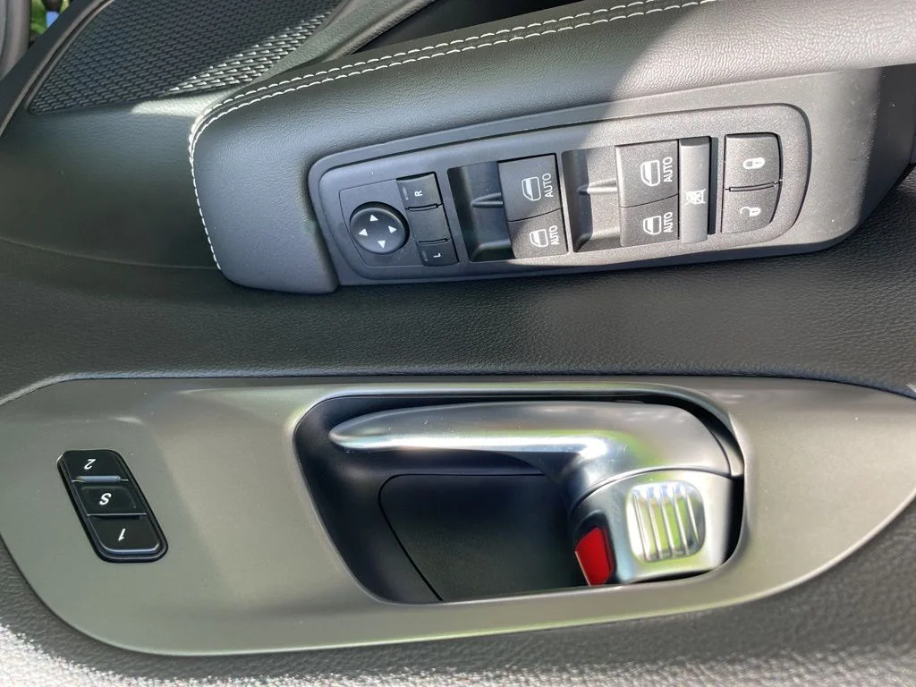 2026 Chrysler Pacifica Select - Photo 19