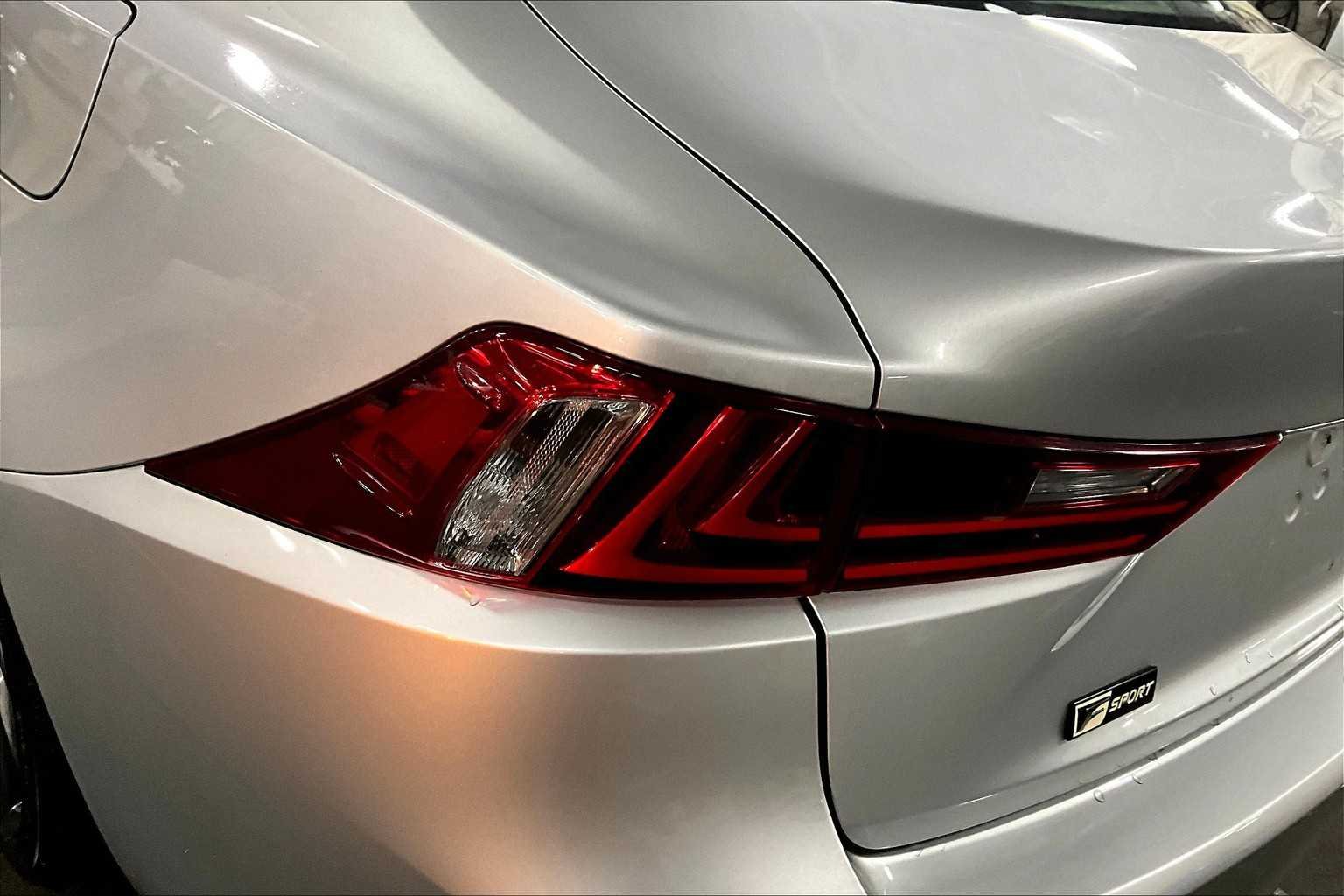 Used 2014 Silver Lining Metallic Lexus  image 28