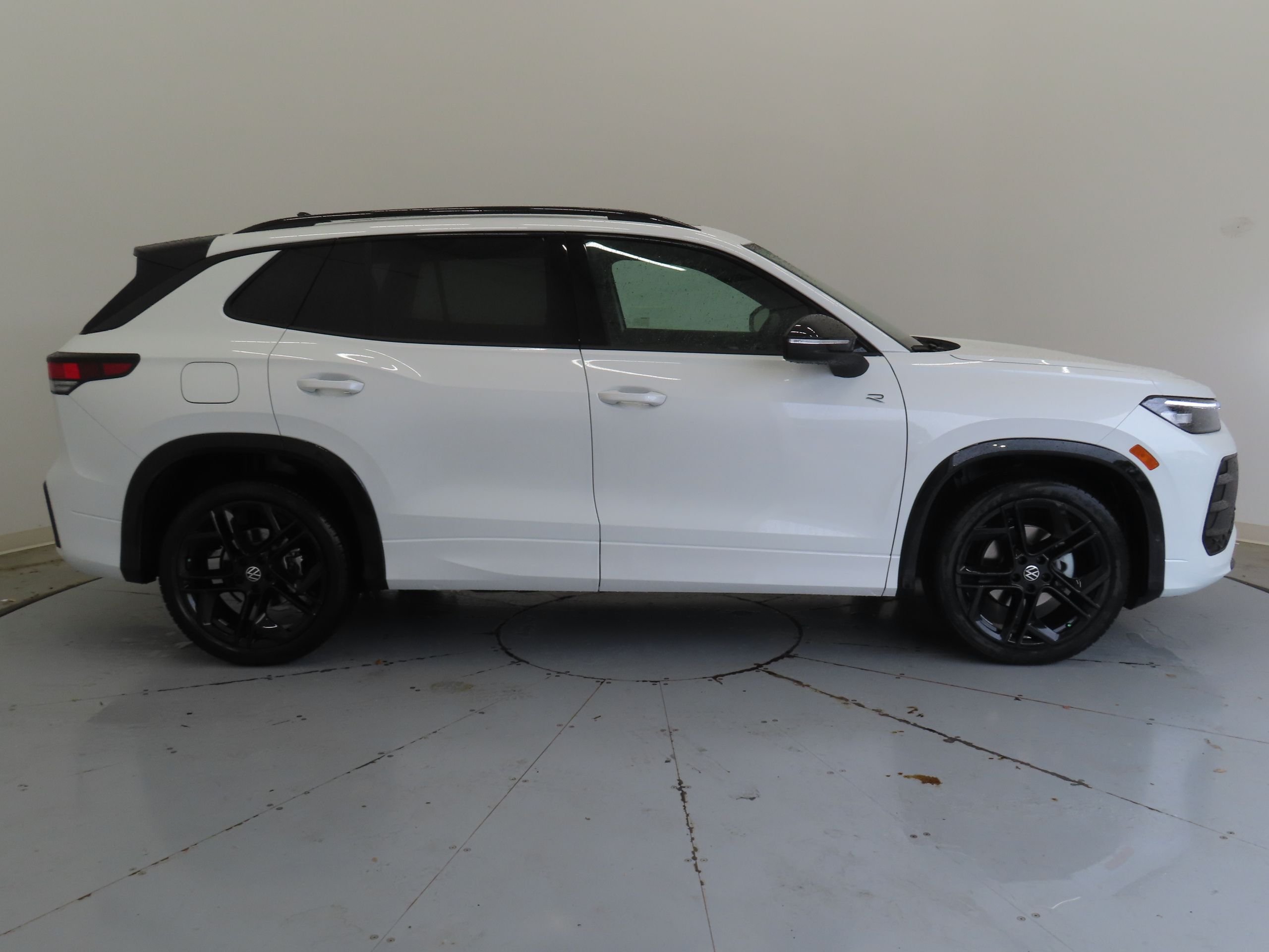 New 2026 White Volkswagen 2.0T SE R-Line Black image 2