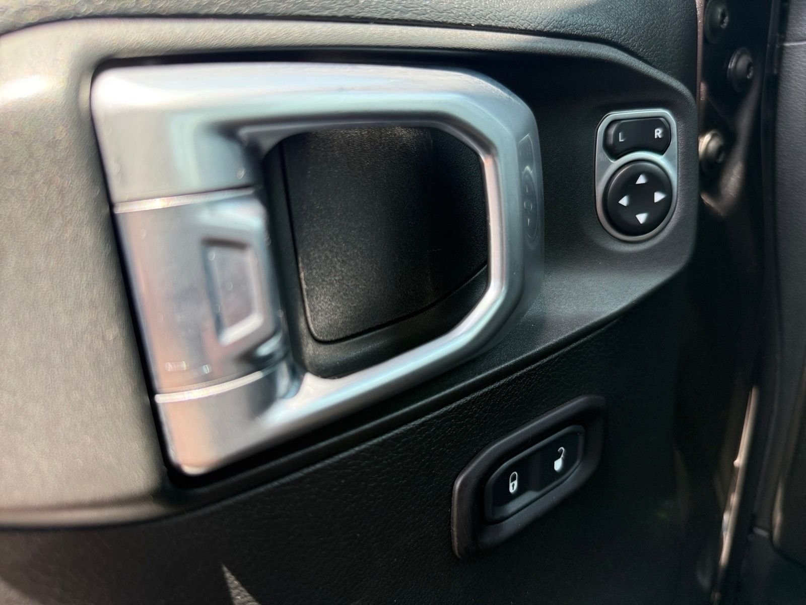 Used 2018 Crystal Metallic Jeep Unlimited Sport S image 27