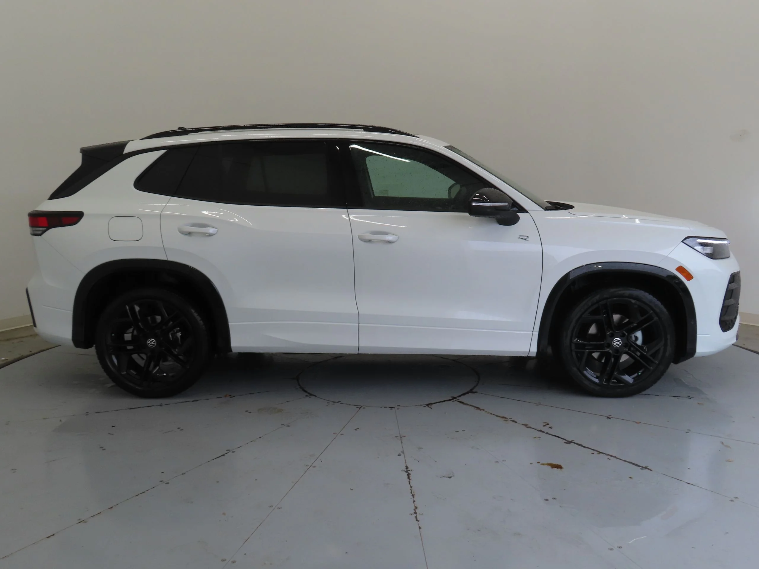 New 2026 White Volkswagen 2.0T SE R-Line Black image 2