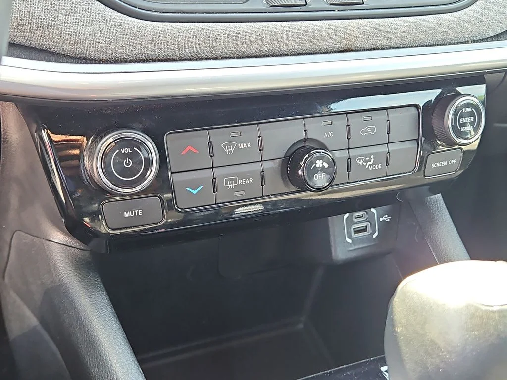 Used 2024 White Jeep Latitude image 31