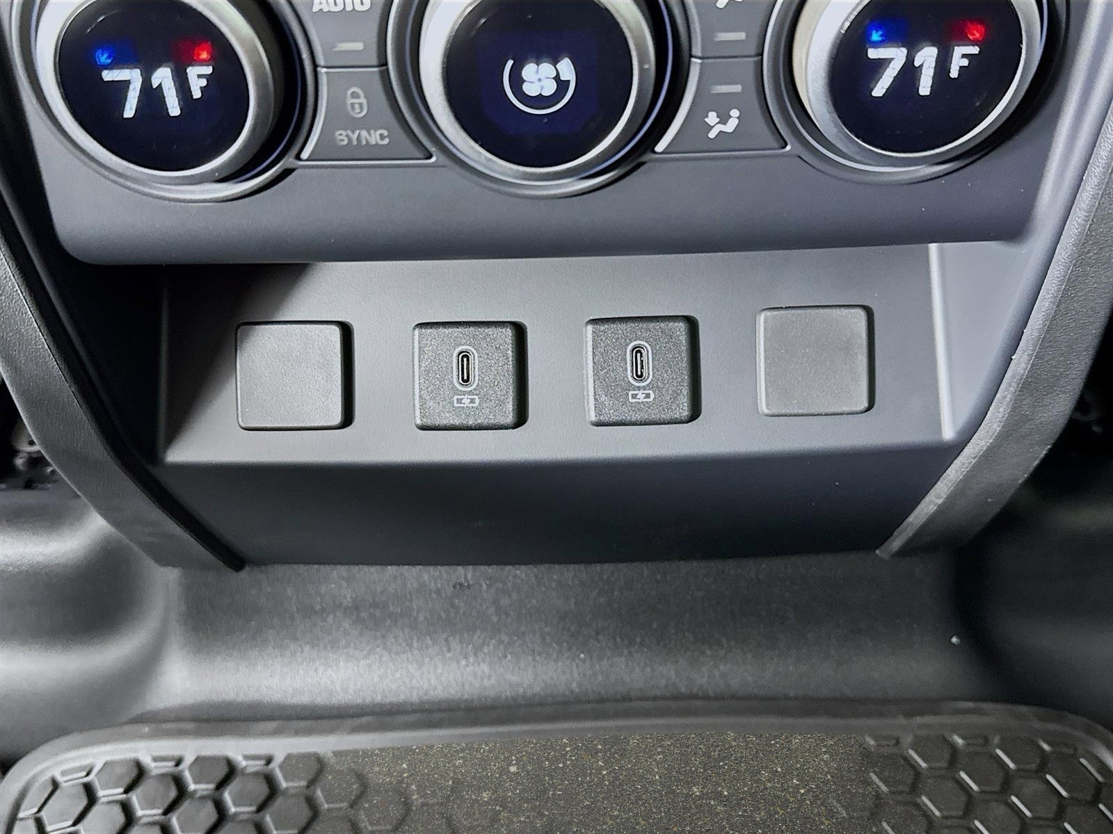 Used 2026 Fuji White Land Rover X-Dynamic SE image 28