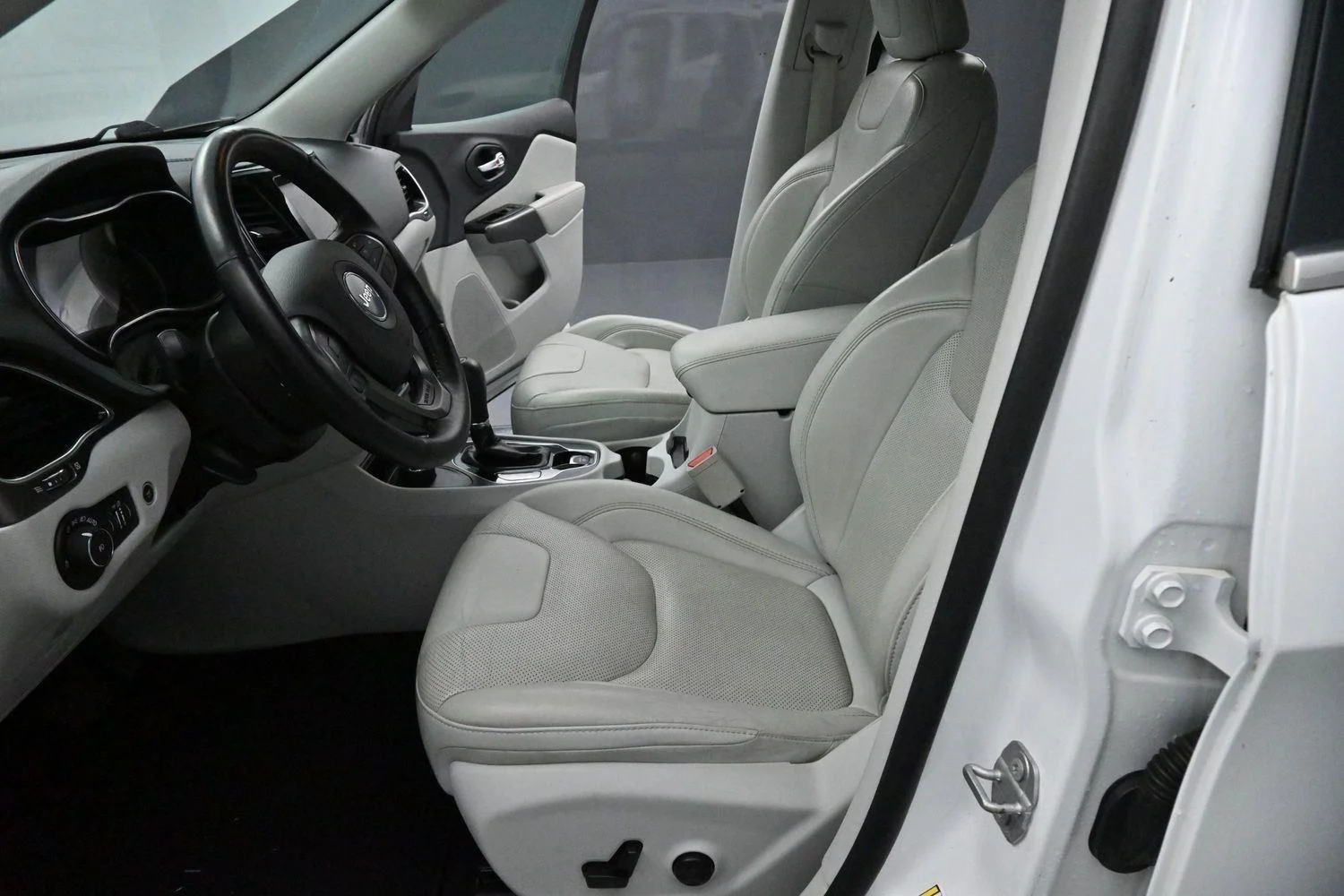 Used 2019 Bright White Clearcoat Jeep Limited image 12
