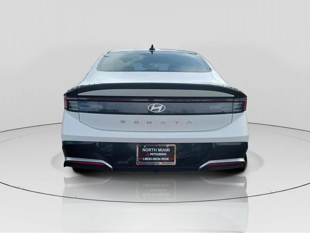 Used 2024 White Hyundai SEL image 6