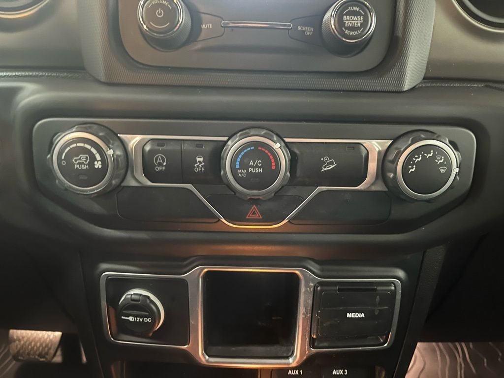 Used 2018 Gray Jeep Unlimited Sport image 17