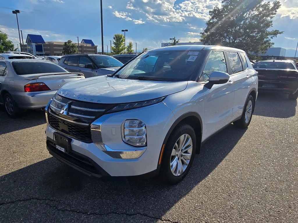 Used 2025 White Diamond Mitsubishi ES image 12