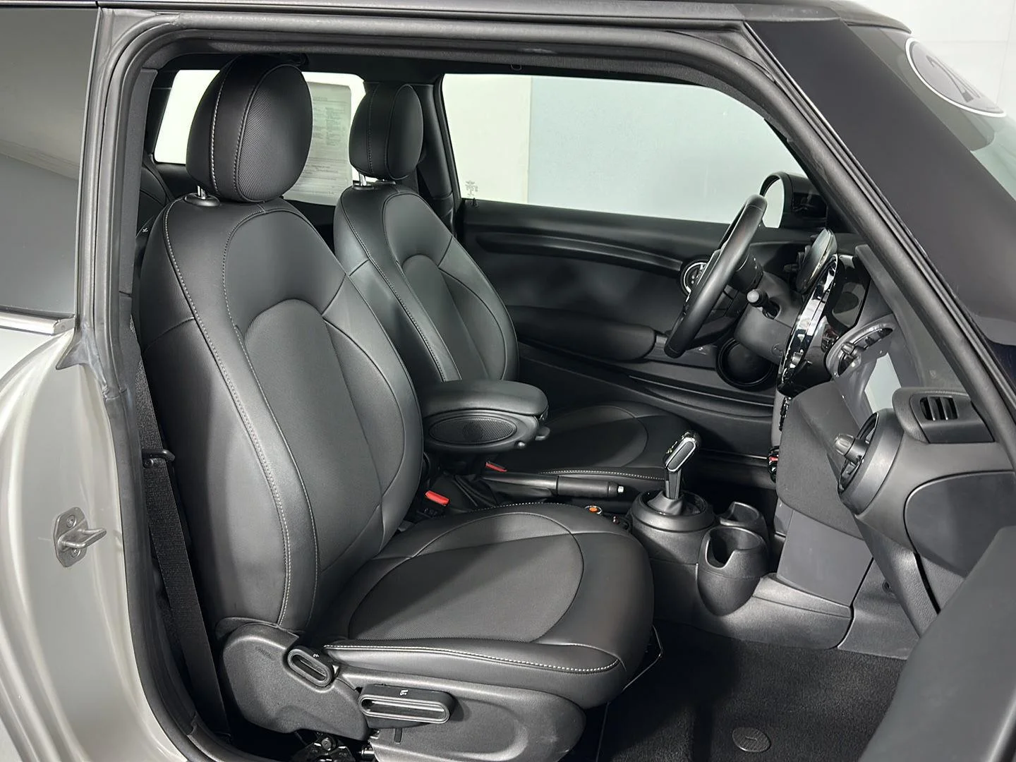 Used 2022 White Silver Metallic MINI Oxford Edition image 3
