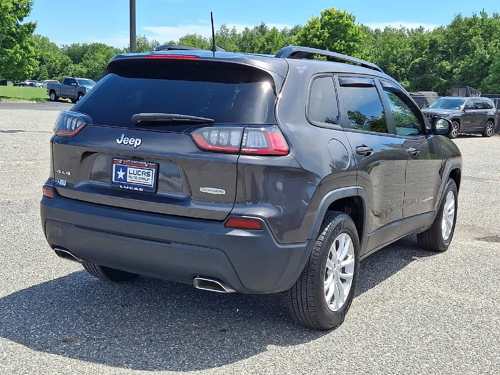 Used 2022 Granite Crystal Metallic Clearcoat Jeep Latitude Lux image 11