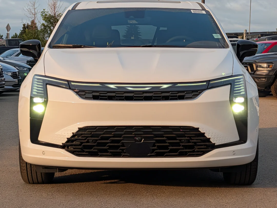 New 2027 White Chrysler Select - - AWD - 3.6L Pentastar V6 - Adaptive Cruise Control - Blind Spot Monitor & More! image 3