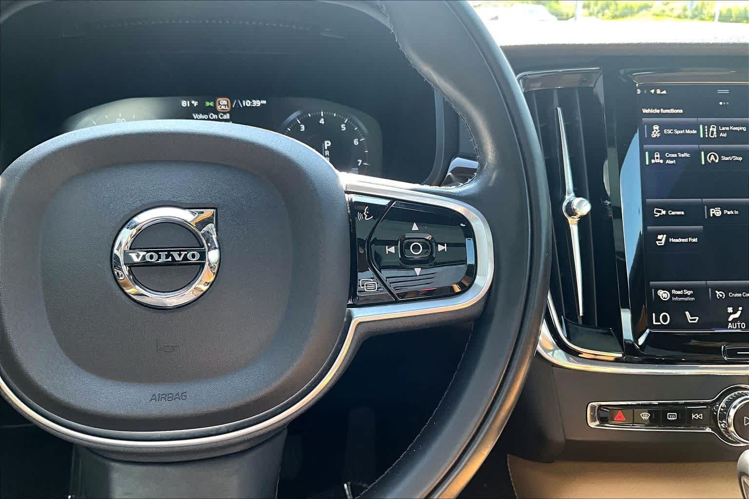 Used 2018 Crystal White Pearl Metallic Volvo Momentum image 25