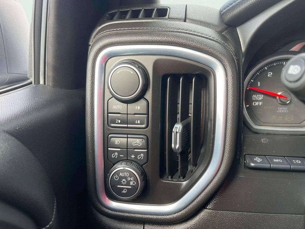 Used 2019 Iridescent Pearl Tricoat Chevrolet High Country image 17