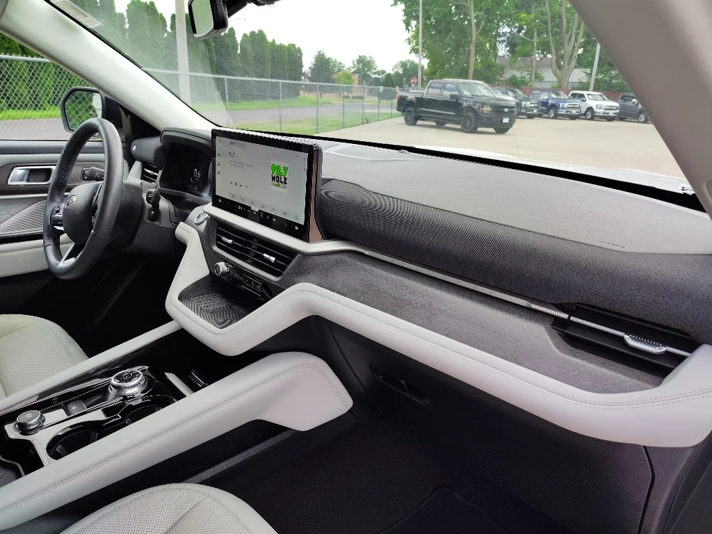 Used 2025 Star White Ford Platinum image 16
