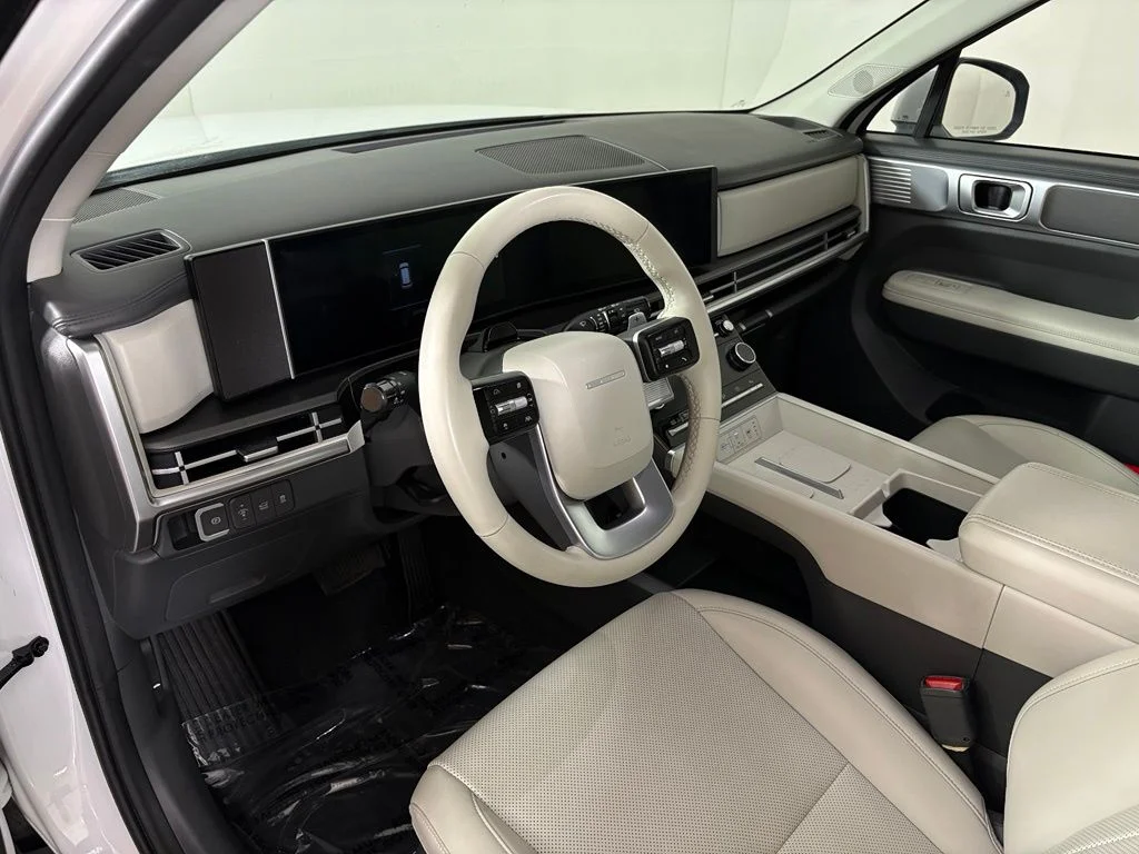 Used 2025 White Hyundai SEL image 17