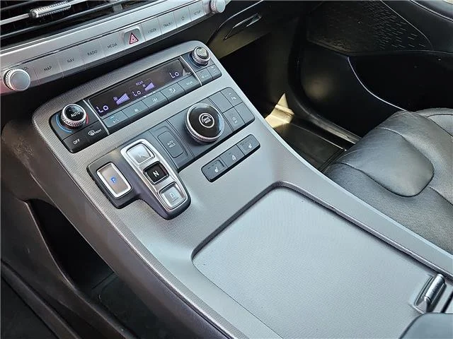 Used 2022 Black Hyundai SEL Front-Wheel Drive image 20