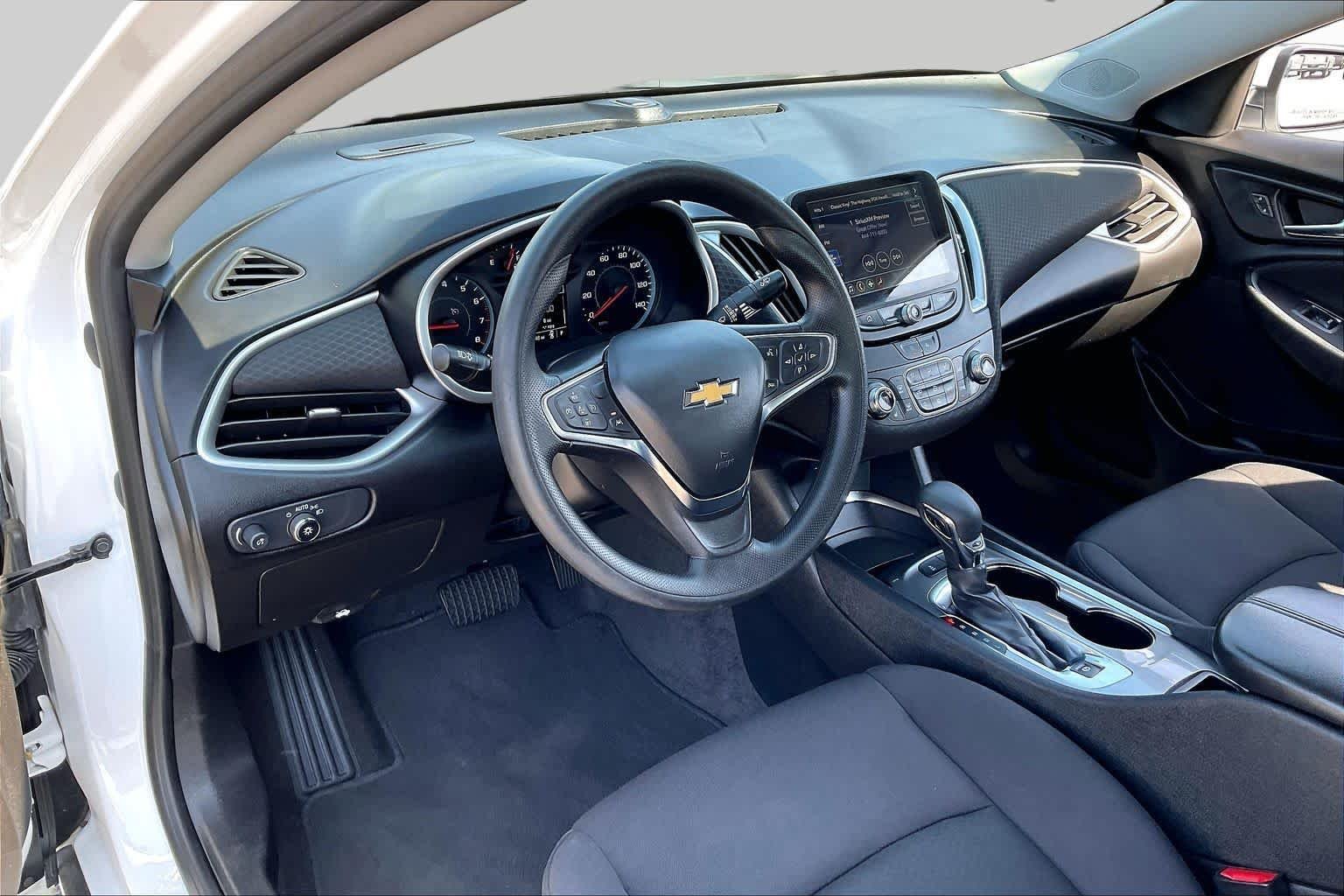 Used 2024 Summit White Chevrolet LT image 18