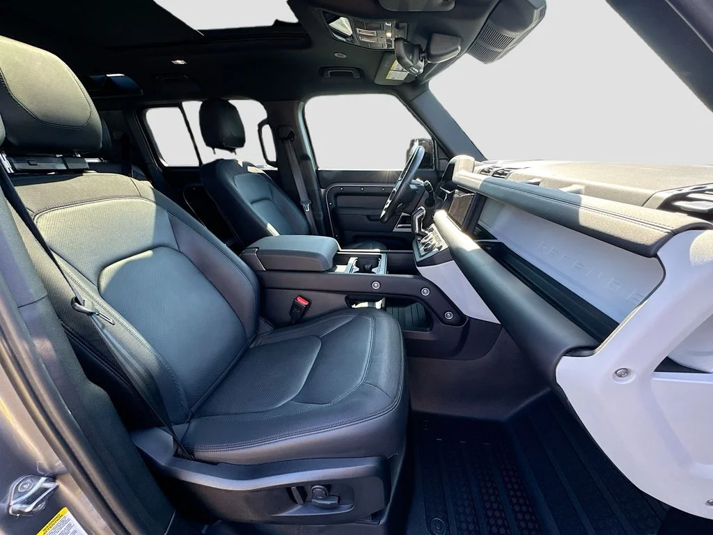 Used 2024  Land Rover X-Dynamic SE image 30
