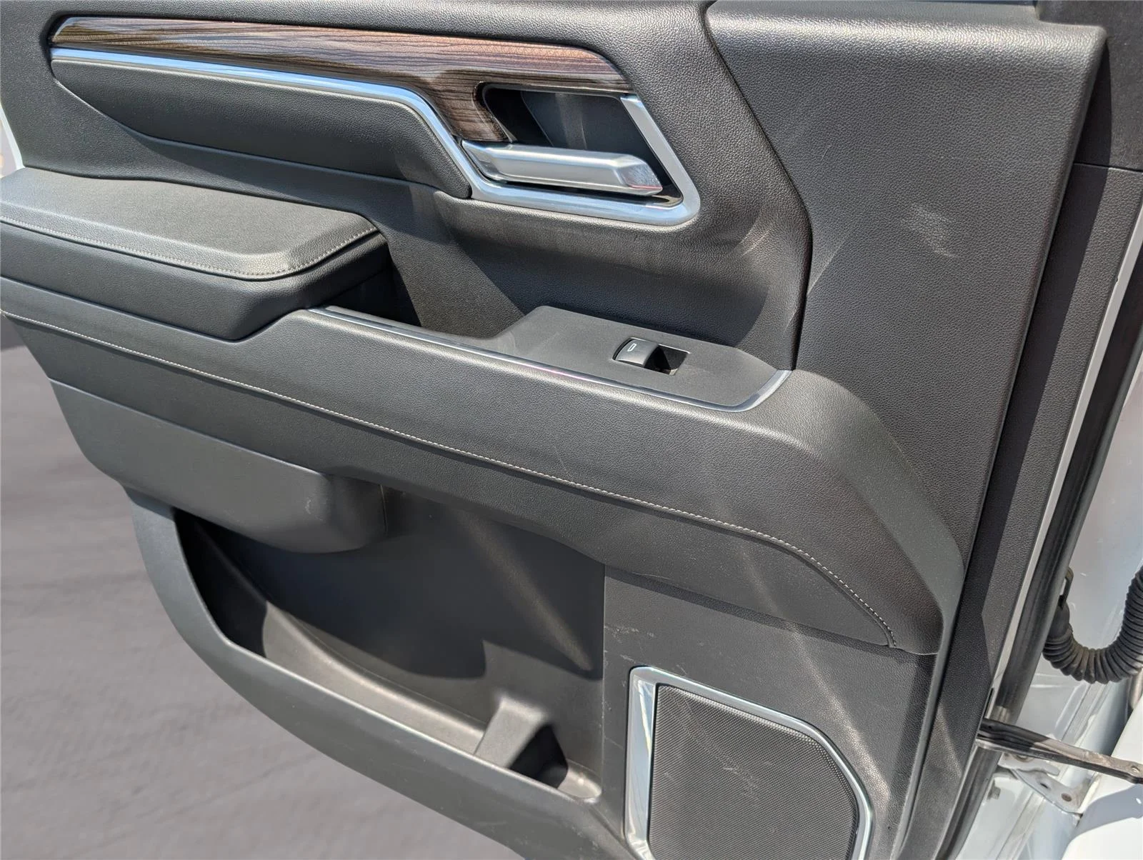 Used 2024 Summit White Chevrolet LT image 10