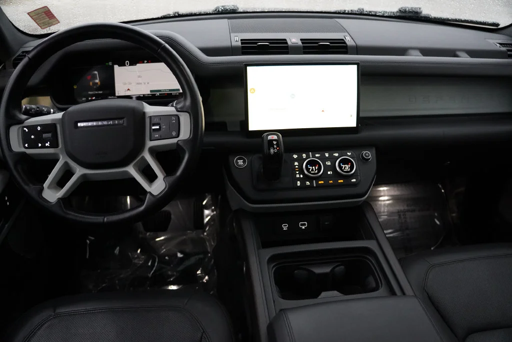Used 2023  Land Rover SE image 22