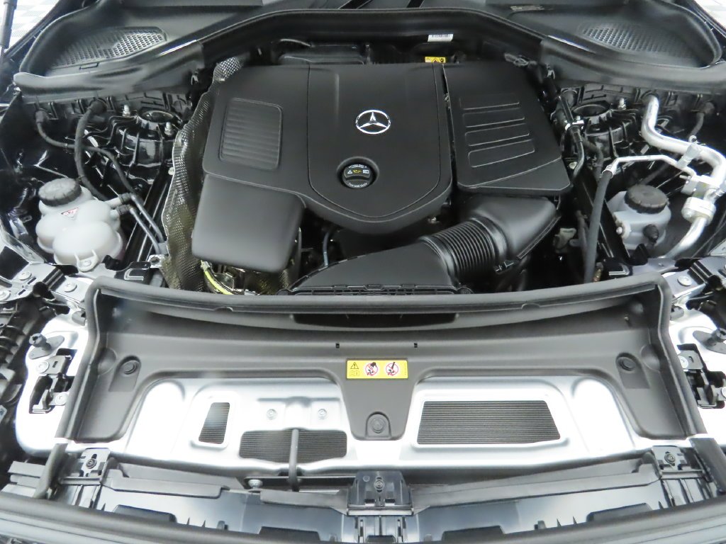 Used 2026 Obsidian Black Metallic Mercedes-Benz GLC 300 image 31