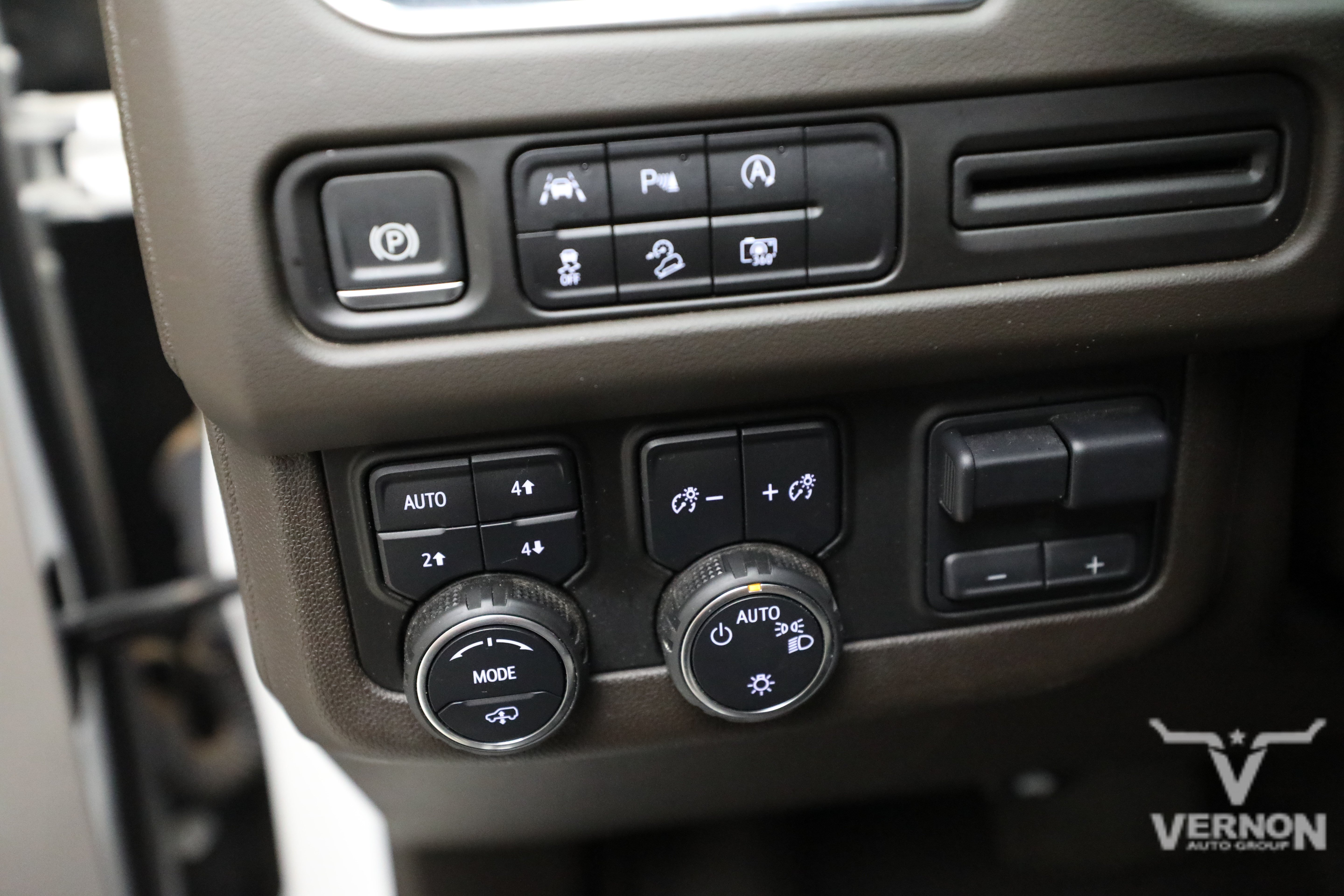 Used 2024 Iridescent Pearl Tricoat Chevrolet Y image 16