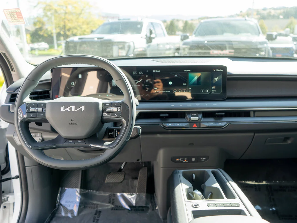 New 2026 White Kia Wind image 16