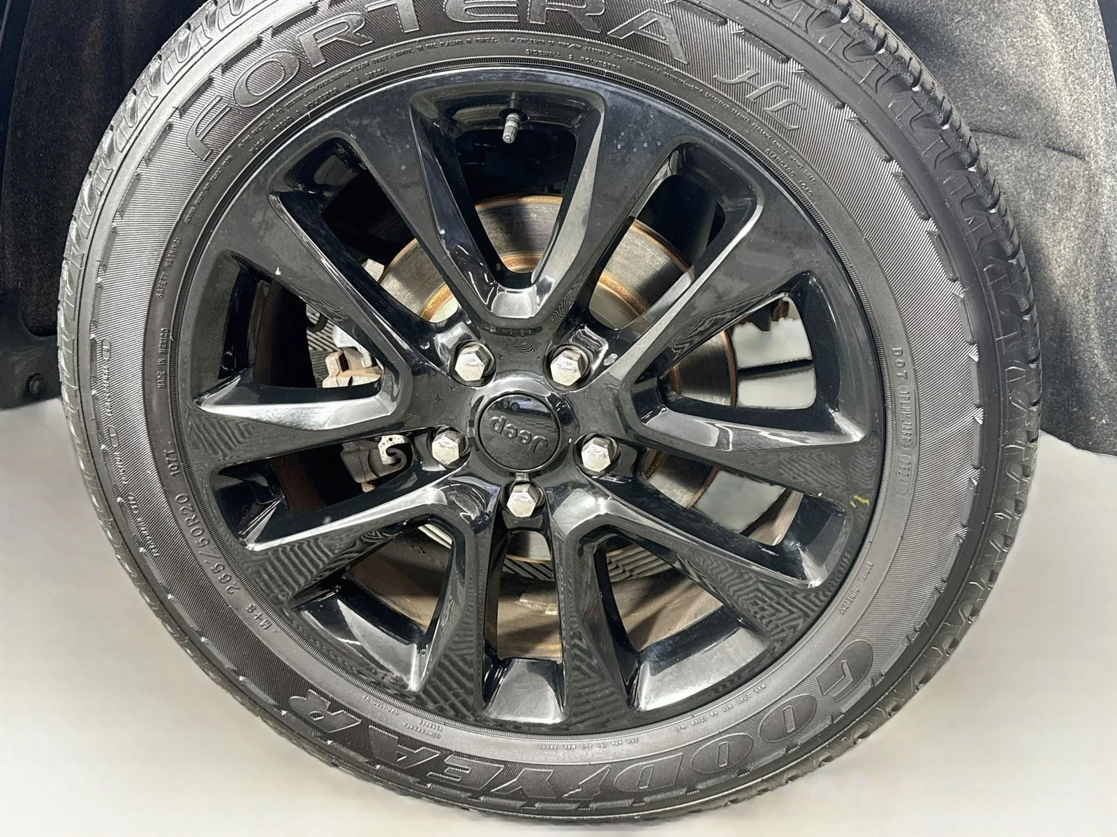Used 2018 Gray Jeep Altitude image 31