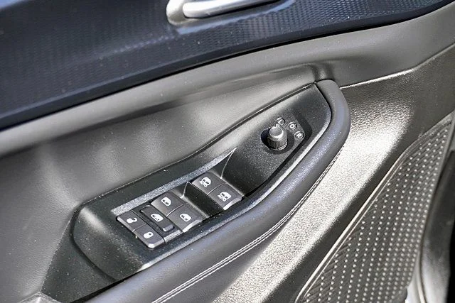 Used 2023 White Jeep Laredo image 23
