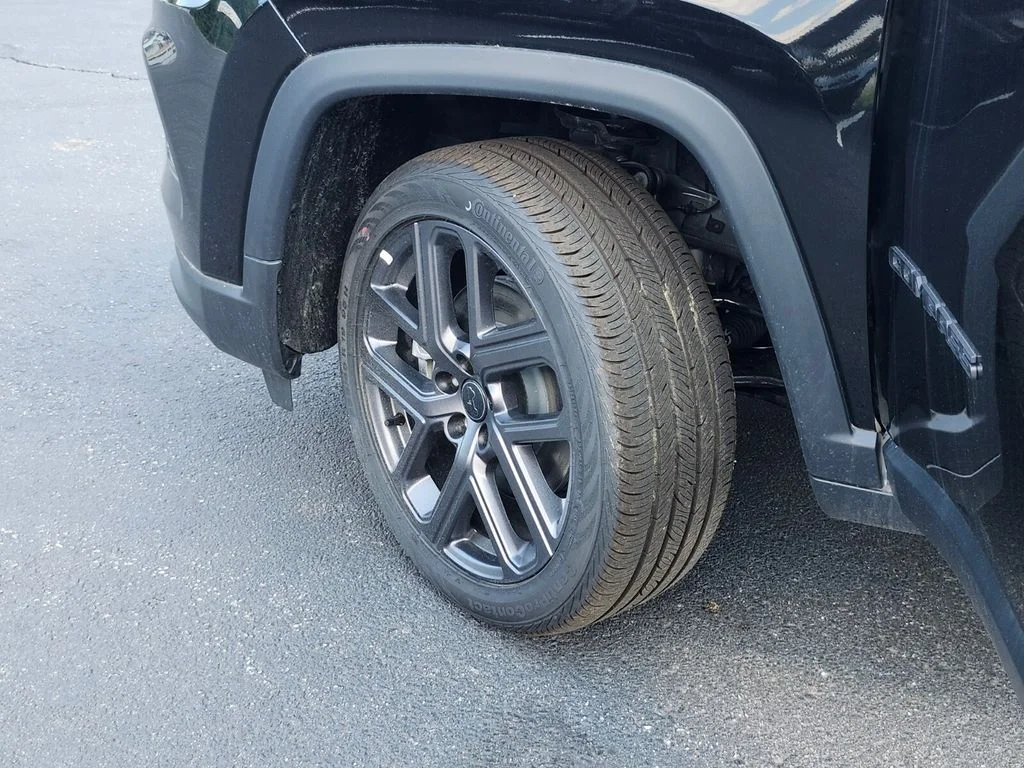 New 2026 Diamond Black Crystal Pearl-Coat Exterior Paint Jeep Limited image 35