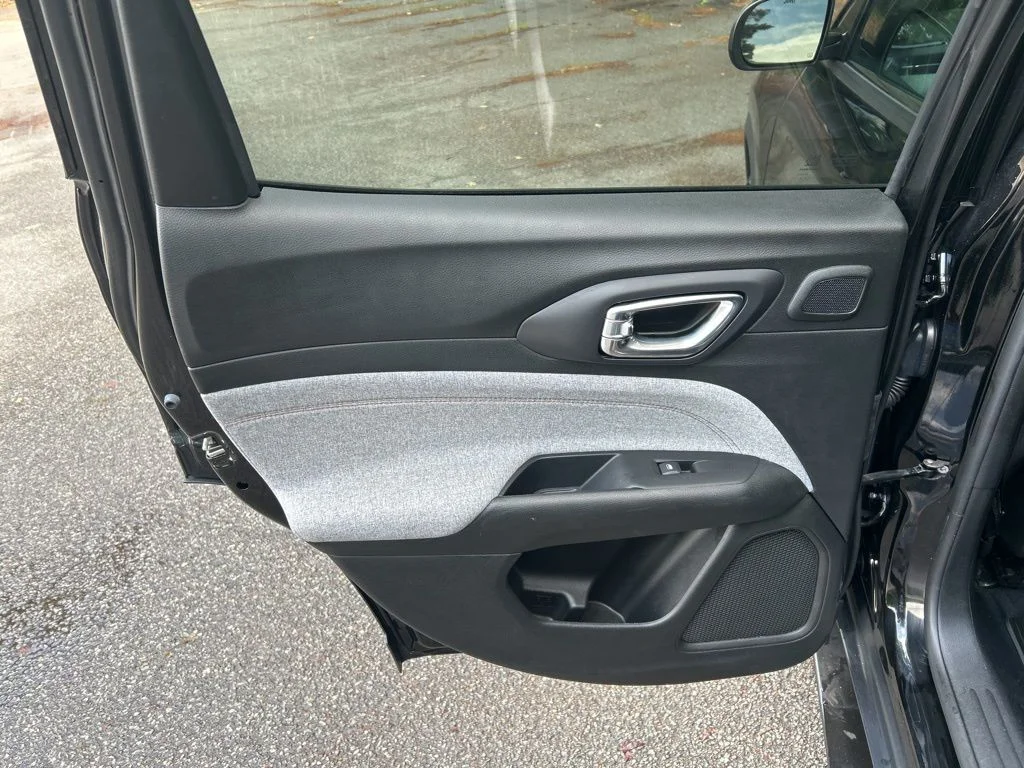 Used 2022 Black Jeep Latitude Lux image 27