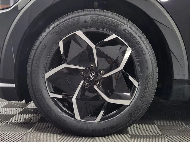 Used 2024 Black Hyundai SEL image 19