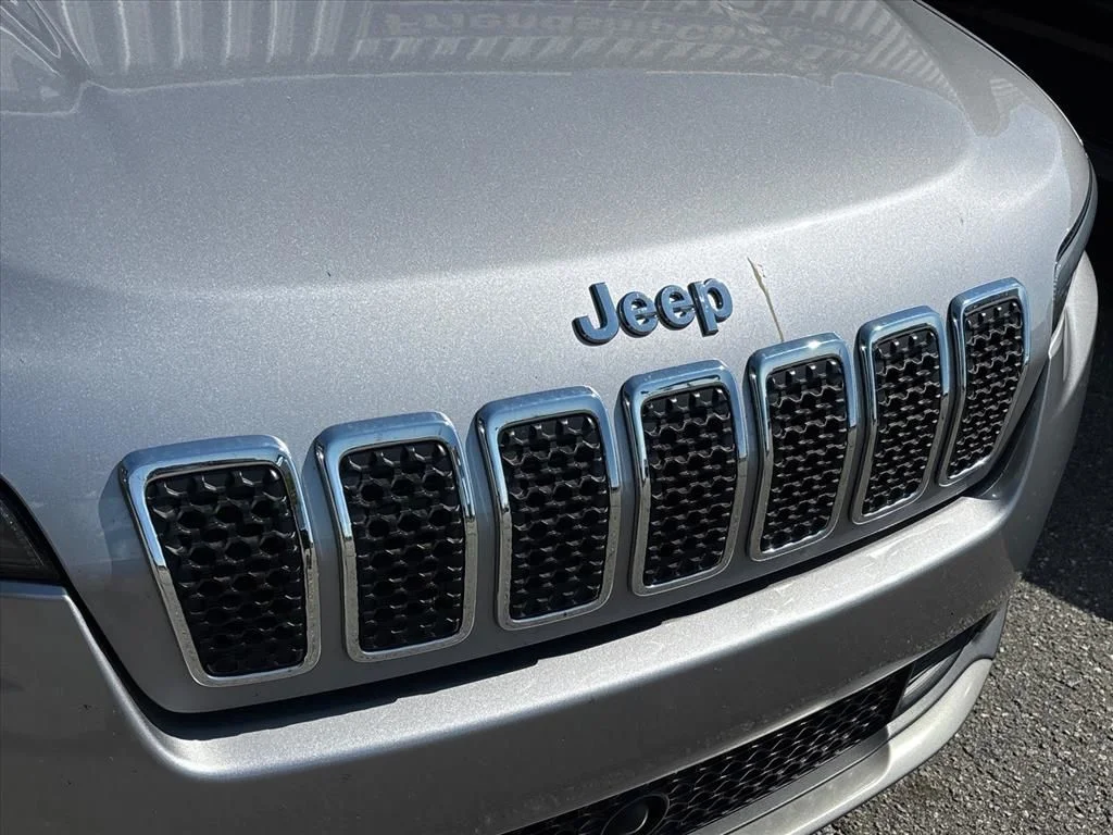 Used 2022 Silver Jeep Limited image 5