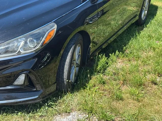 Used 2018 Black Hyundai SE image 4