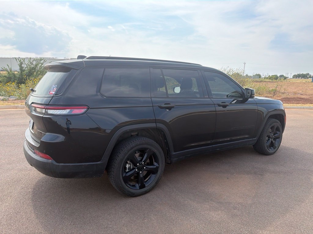 Used 2022 Diamond Black Jeep Altitude image 5