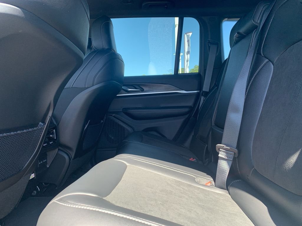 New 2026 Bright White Clear-Coat Exterior Paint Jeep Laredo Altitude image 23