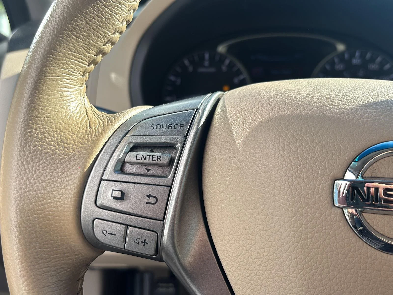 Used 2014 Pearl White Nissan 2.5 SV image 9