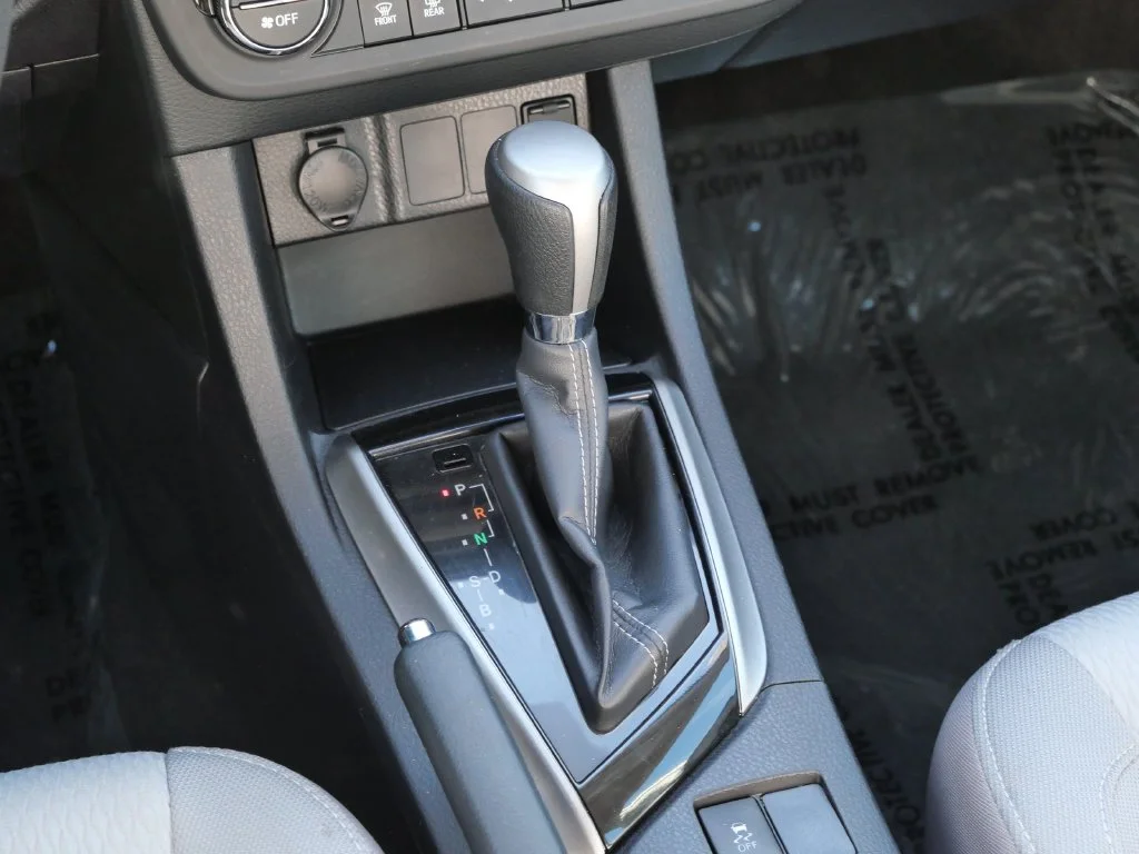 Used 2016 Silver Toyota LE image 19