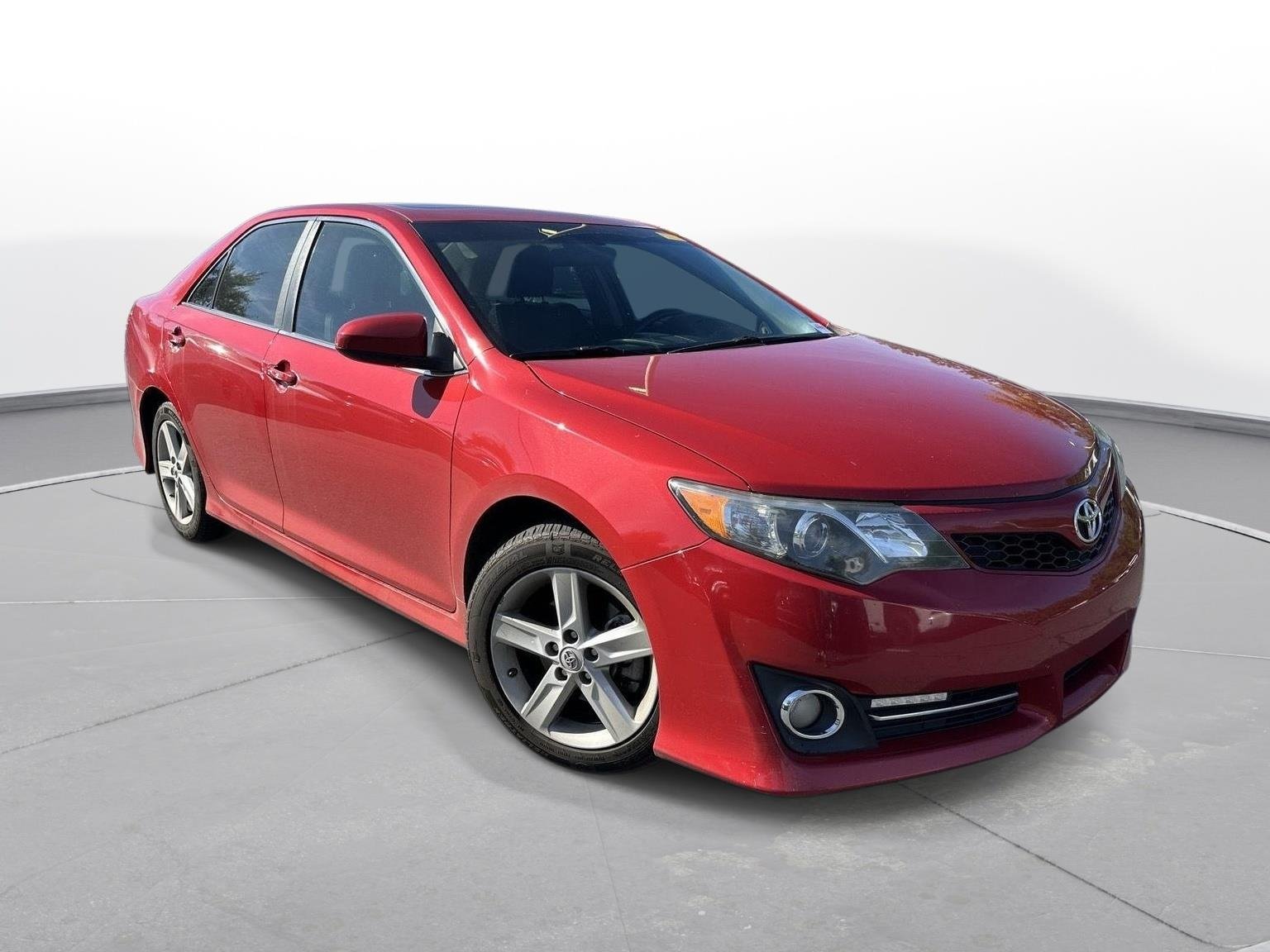 Used 2013 Barcelona Red Metallic Toyota SE image 4
