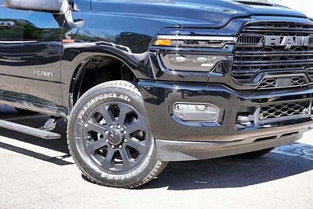 New 2026 Diamond Black Crystal Pearl-Coat Exterior Paint RAM Laramie image 4