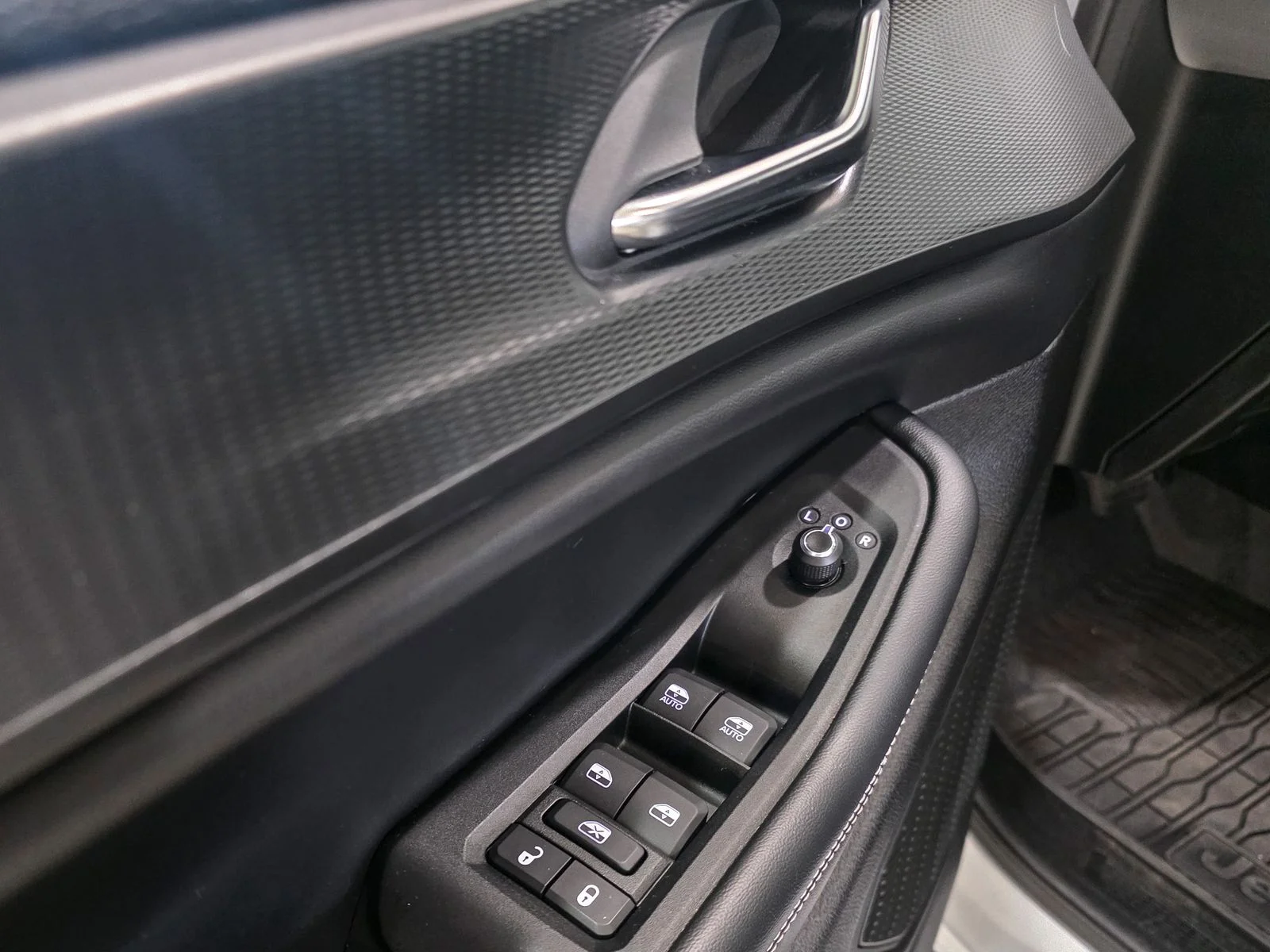 Used 2023 Silver Jeep Laredo image 19