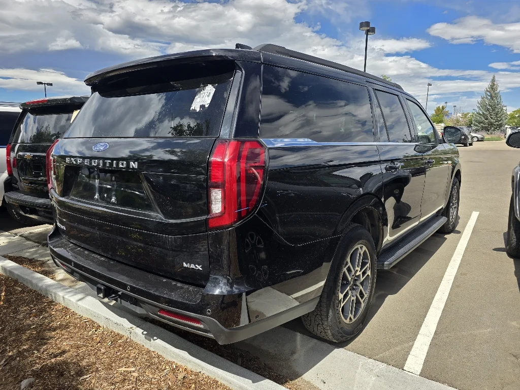 Used 2025 Agate Black Metallic Ford Active image 4