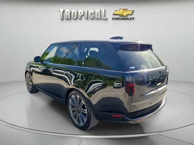 Used 2023 Black Land Rover SE image 3